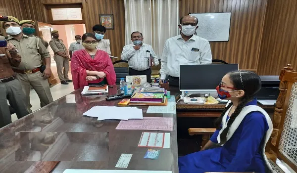 बिजनौर : मिशन शक्ति कार्यक्रम के अंतर्गत एक दिन की डीएम बनी काकुल वर्मा, आरती बनी सीडीओ, गरिमा बनी डीपीआरओ