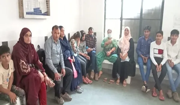 मुरादाबाद: आंगनबाड़ी भर्ती के लिए चिकित्सा प्रमाण पत्र बनवाने पहुंची आवेदक