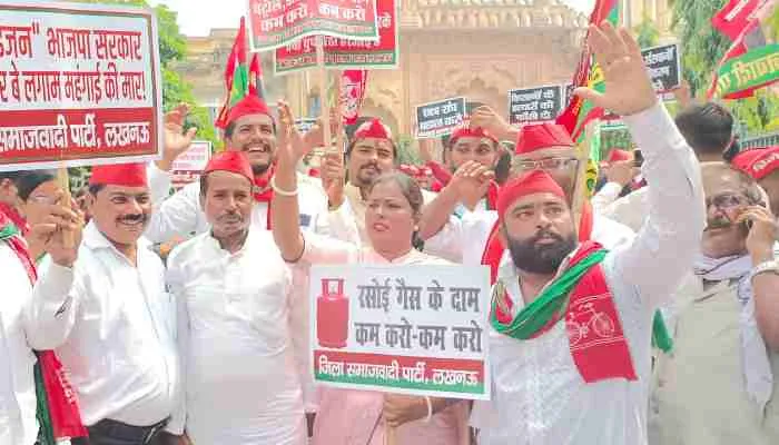 यूपी: सपाइयों ने महंगाई समेत अन्य मुद्दों को लेकर किया प्रदर्शन, सौंपा ज्ञापन