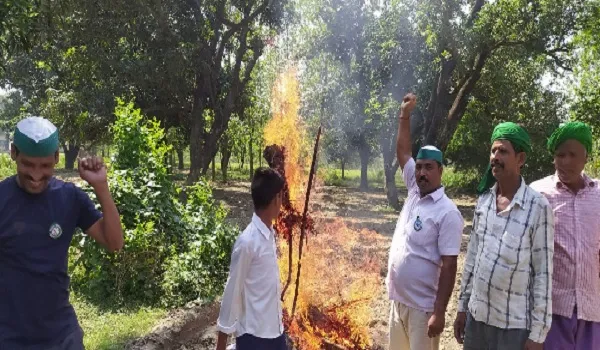 मुरादाबाद : किसानों ने फूंका प्रधानमंत्री का पुतला