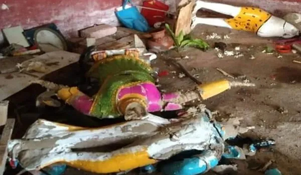 बांग्लादेश में नहीं थमा हिंसा का दौर, काली मंदिर में छह मूर्तियों को किया खंडित, दो की हत्या