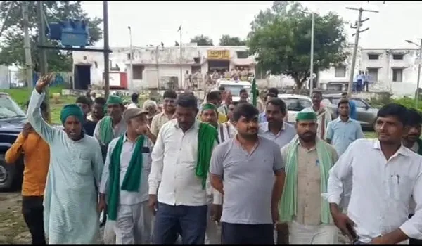 संभल : किसानों ने रेलवे ट्रैक पर किया प्रदर्शन