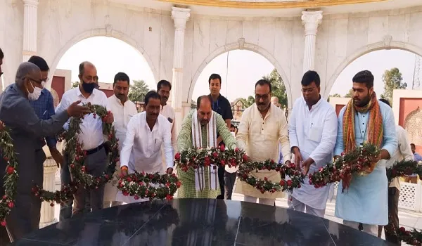 रामपुर : राज्य मंत्री दुर्गा प्रसाद ने गांधी समाधि पर किए पुष्प अर्पित