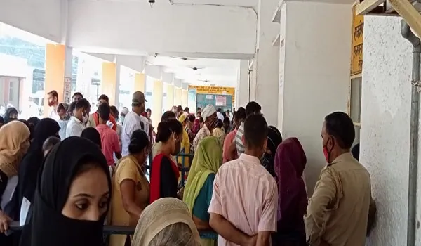 मुरादाबाद : ओपीडी में मरीजों की भीड़, मरीजों में नोंकझोंक