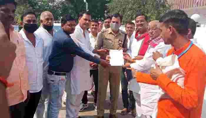 अमेठी: प्रधान को जेल भेजने का मामला पकड़ा तूल, प्रधान संघ ने डीएम को सौंपा ज्ञापन