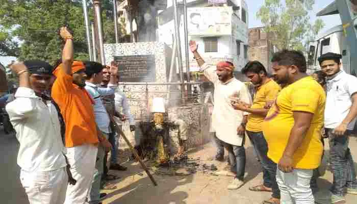 फतेहपुर: बजरंगियों ने फूंका आतंकवाद का पुतला, कहा- कही ये बड़ी बात