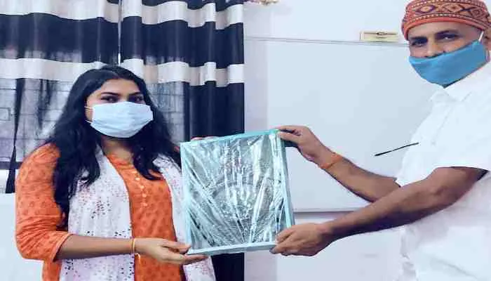 अमेठी: समाजसेवी पी.के. तिवारी ने नवागत BDO प्रीति वर्मा का किया सम्मान