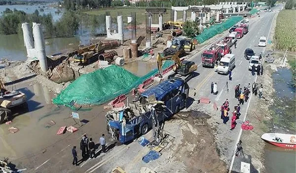 चीन में भयंकर बाढ़ का कहर, नदी में गिरी बस, दो की मौत, 12 लापता