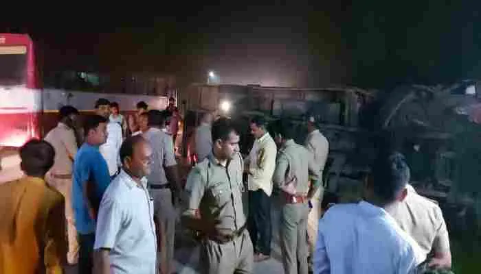 अयोध्या: कार को बचाने के चक्कर में पलटी बस, एक की मौत, कई घायल