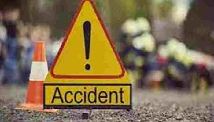 बाराबंकी: अनियंत्रित होकर पलटी टेम्पो, एक युवती की मौत, चार घायल