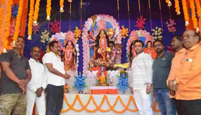 अयोध्या: जगमग हुआ शहर, पंडालों में लगे मां के जयकारे, मूर्तियों से हटीं पट्टियां