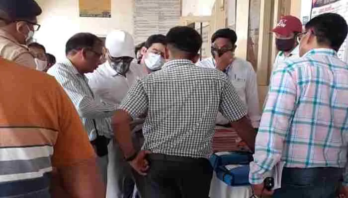 हरदोई: बालामऊ-लखनऊ पैसेंजर के संचालन के लिए मण्डल रेल प्रबंधक को सौंप ज्ञापन