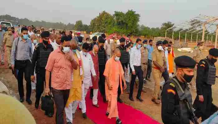 कुशीनगर: पीएम मोदी के कार्यक्रम को अभूतपूर्व बनाने के लिए सीएम योगी ने संभाली कमान