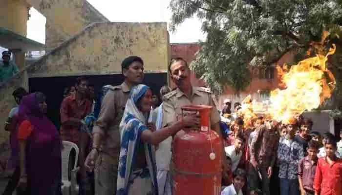 हरदोई: एसबीआरबी इंटर कॉलेज में अग्निशमन विभाग ने दिया फायर सेफ्टी का प्रशिक्षण