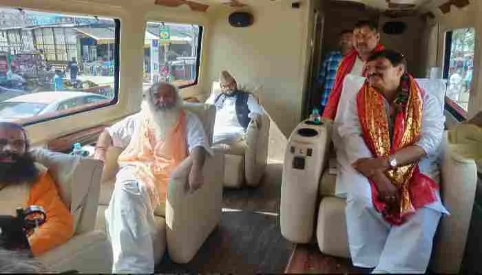 यूपी: शिवपाल के रथ पर सवार हुए कांग्रेसी नेता कृष्णम, बना चर्चा का विषय