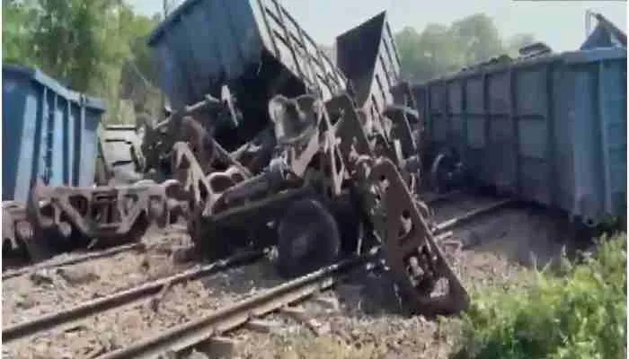 यूपी: कानपुर के पास मालगाड़ी के 24 डिब्बे पलटे, इस मार्ग पर रेल यातायात प्रभावित