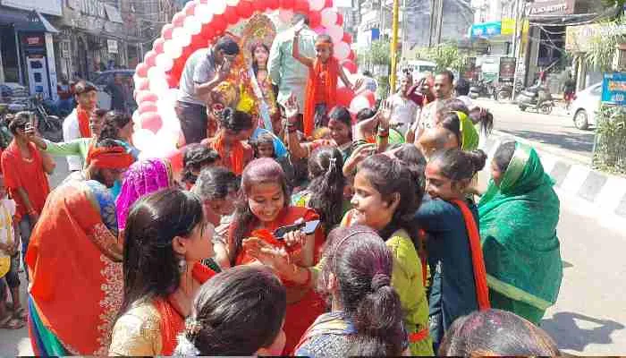 अयोध्या: गाजे-बाजे के साथ मां को विदा करने निकले भक्तगण