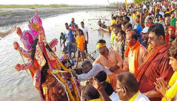अयोध्या: मां की विदाई पर भक्तों के छलके आंसू, सरयू नदी में हुआ विसर्जन