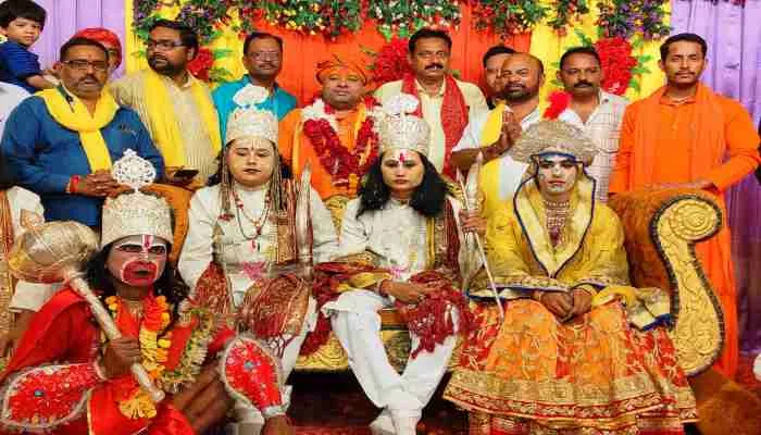 अयोध्या: भरत मिलाप व राज्याभिषेक के मंचन ने मोहा मन