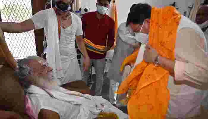 उत्तराखंड के सीएम धामी ने श्रीराम जन्मभूमि तीर्थ क्षेत्र ट्रस्ट के अध्यक्ष से लिया आशीर्वाद