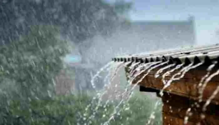 झांसी: मौसम ने अचानक ली करवट, मूसलाधार बारिश ने कराया ठंड का एहसास