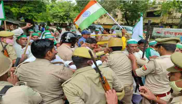 अयोध्या: संयुक्त किसान मोर्चा के आह्वान पर किसानों ने रोकी ट्रेन, दी गिरफ्तारी