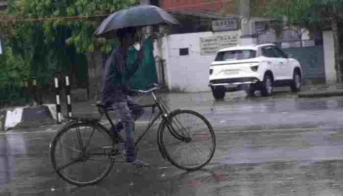 अयोध्या: किसानों के लिए कहर बनी तेज हवाओं के साथ हुई बारिश