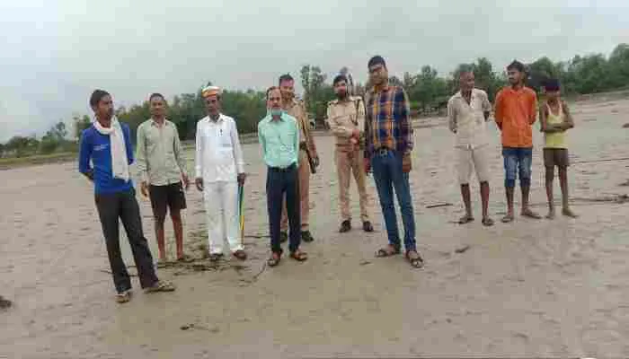 बाराबंकी: सरयू नदी का जलस्तर बढ़ने से बढ़ी ग्रामीणों की मुश्किलें