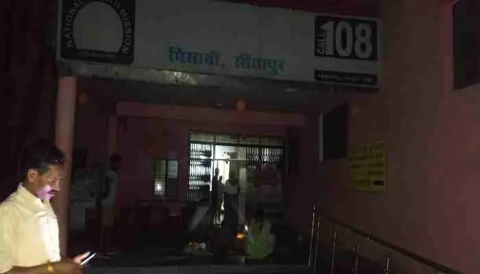 सीतापुर: पिसावां सीएचसी पर स्टाफ नदारद, प्रसूता ने फर्स पर दिया बच्चे को जन्म
