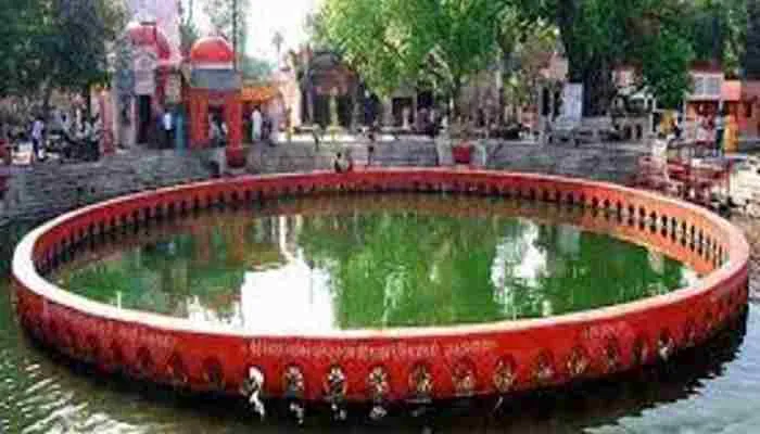 सीतापुर: रात होते ही अंधेरे में डूब जाते हैं नैमिषारण्य के कई इलाके, जानें वजह?