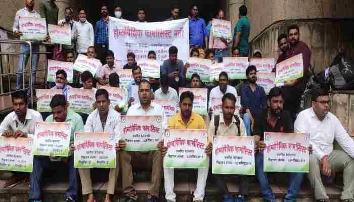 लखनऊ: अनशन पर बैठे होम्योपैथिक फार्मासिस्ट भर्ती के अभ्यर्थी, जानें वजह