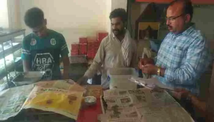 हरदोई: मिलावट की जांच के लिए फूड डिपार्टमेंट ने दुकानों से भरे सैम्पल