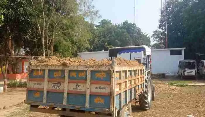 बाराबंकी: मिट्टी से लदे ट्रैक्टर-ट्राली को पुलिस ने किया सीज