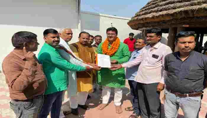 अमेठी: शिक्षकों की समस्याओं को लेकर शिक्षक संघ ने विधायक को सौंपा ज्ञापन