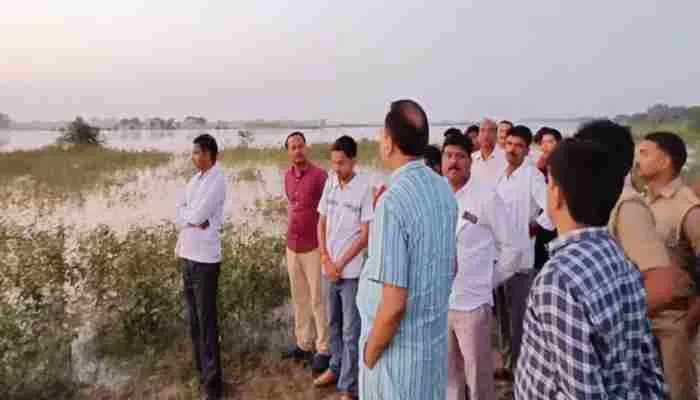 हरदोई: बाढ़ से घिरे कहारकोला गांव का विधायक रानू सिंह ने किया निरीक्षण