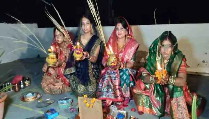 रायबरेलीः सुहागिन महिलाओं ने सौभाग्य और सुहाग के लिए व्रत रख किया चांद का दीदार