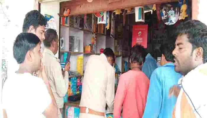 अयोध्या: मोबाइल शॉप से चोरों ने उड़ाया लाखों का माल