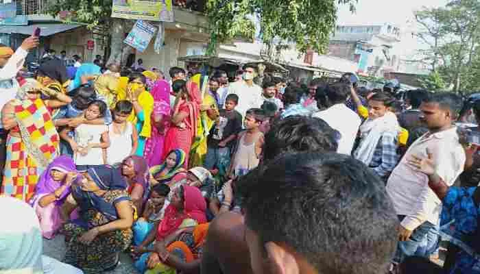 बाराबंकी: सड़क पर शव रख परिजनों ने किया प्रदर्शन, पुलिस पर लगाया ये आरोप