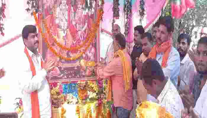 अयोध्या: विधायक की रिहाई के लिए जगह-जगह हो रहे धार्मिक अनुष्ठान
