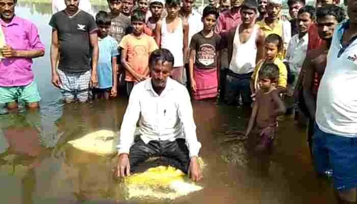 सीतापुर: फसलों के मुआवजे की मांग को लेकर बाढ़ के पानी में ही अनशन पर बैठा किसान