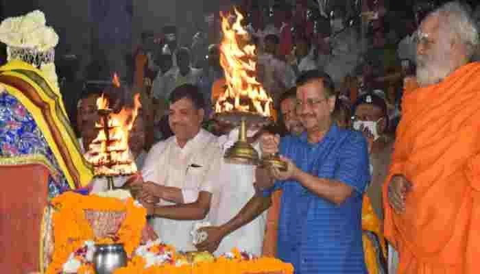 अयोध्या: दिल्ली के सीएम केजरीवाल ने की सरयू जी की आरती, संजय सिंह भी रहे मौजूद