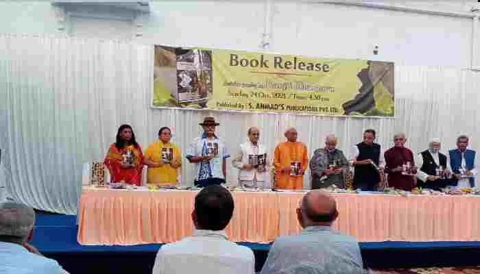 लखनऊ: ‘सरे राह चलते-चलते’ पुस्तक के विमोचन में जुटे दिग्गज