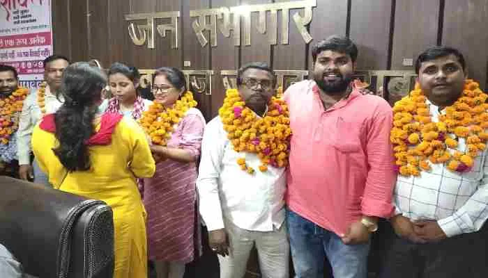 बाराबंकी: अनिल सिंह बने अध्यक्ष तो कोषाध्यक्ष बनी सोनल सिंह