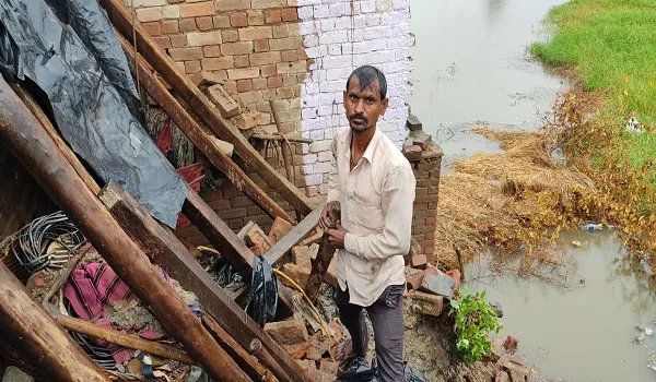 अमरोहा : बारिश ने बरपाया कहर, कहीं गिरे आशियाने तो कहीं धंसी सड़क