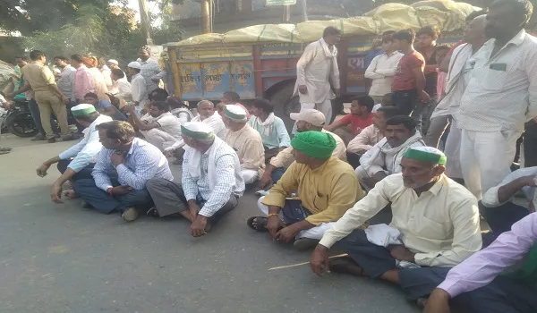 संभल : धान की तौल नहीं होने से आक्रोशित किसानों ने संभल-गवां मार्ग किया जाम