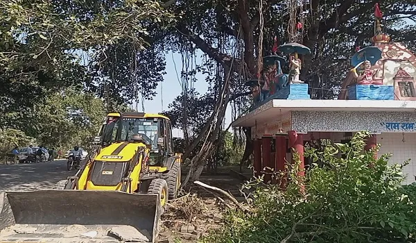 बिजनौर : मंदिर तोड़ने पहुंची जेसीबी को रोक ग्रामीणों ने किया हंगामा