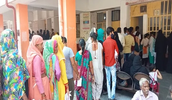 मुरादाबाद : खत्म नहीं हुआ बुखार का कहर, हटा दिया फीवर हेल्प डेस्क