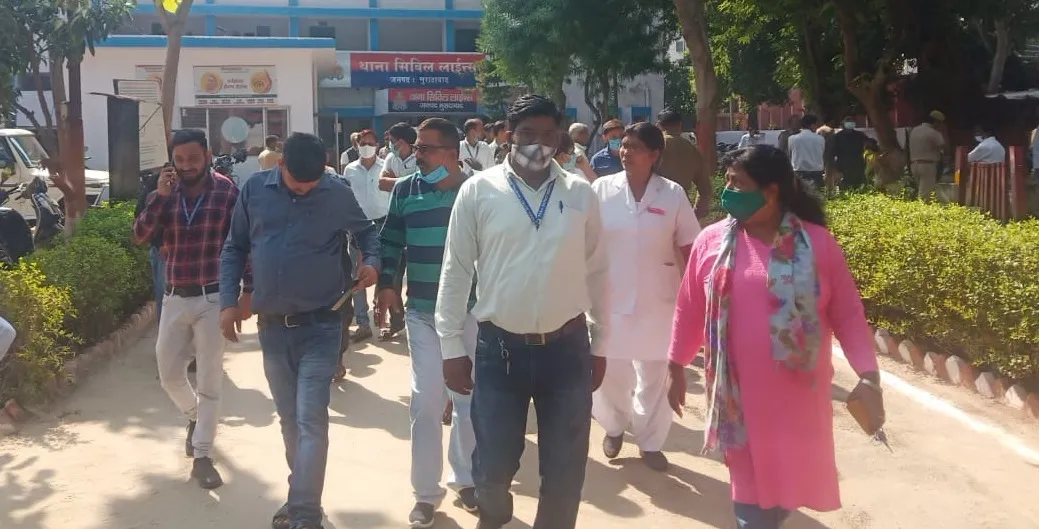मुरादाबाद : कर्मचारी को हिरासत में लेने पर जिला अस्पताल के स्टाफ ने सिविल लाइंस थाने में किया हंगामा