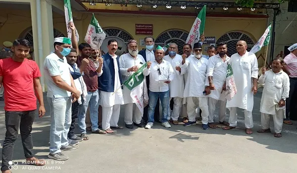 मुरादाबाद: लखीमपुर खीरी की घटना के विरोध में रालोद ने किया प्रदर्शन, डीएम को सौंपा राज्यपाल के नाम ज्ञापन