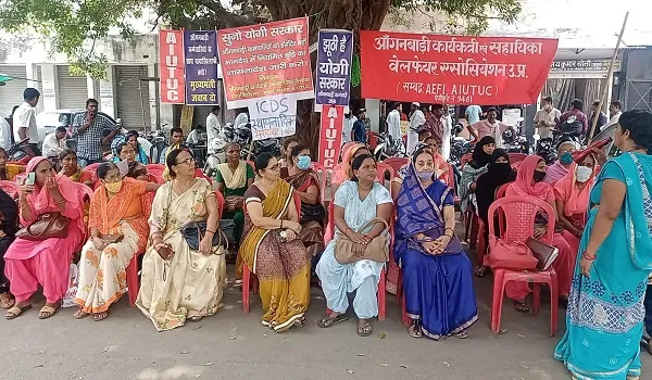 मुरादाबाद: समस्याओं को लेकर आंगनबाड़ियों ने कलेक्ट्रेट पर किया प्रदर्शन